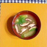 チンゲン菜と椎茸の味噌汁♪